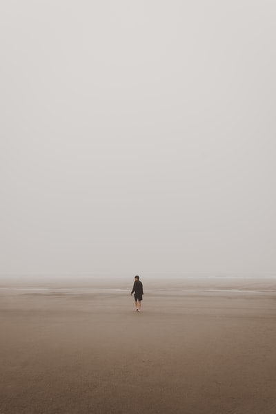 站在棕色沙滩上的男人